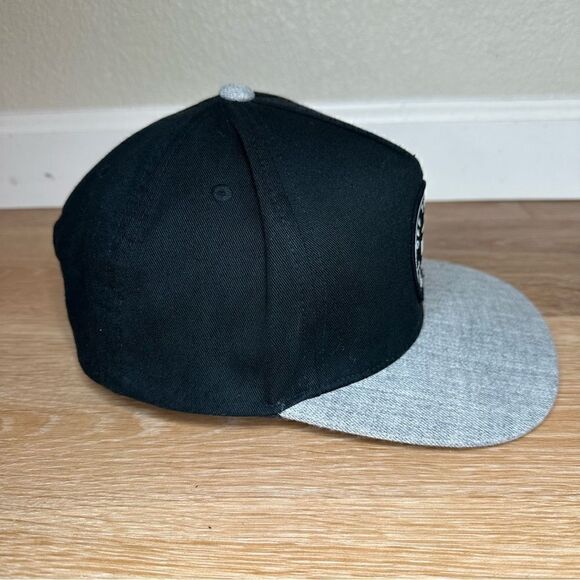 Vans Off the Wall Old Skool Gray Heathered Snapback Cap Hat - Picture 5 of 11